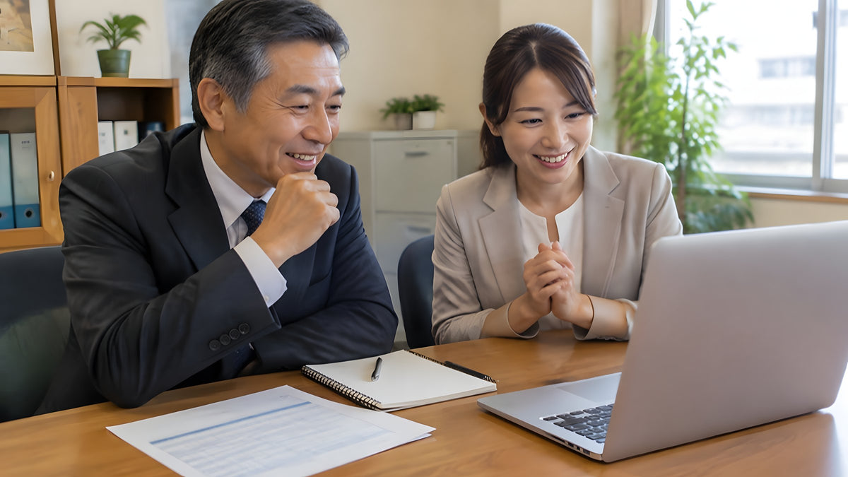 オンラインで相談している社長と事務の人